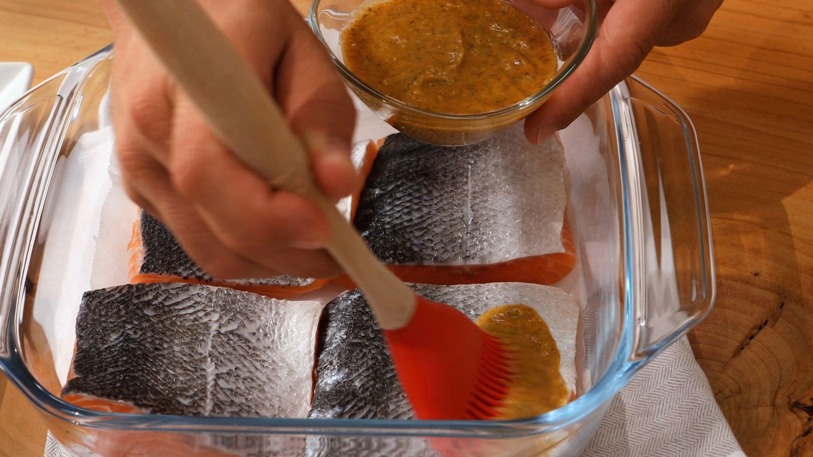 Embadurna los lomos de salmón con la salsa antes de hornear Salmón cajún al horno Paso 3