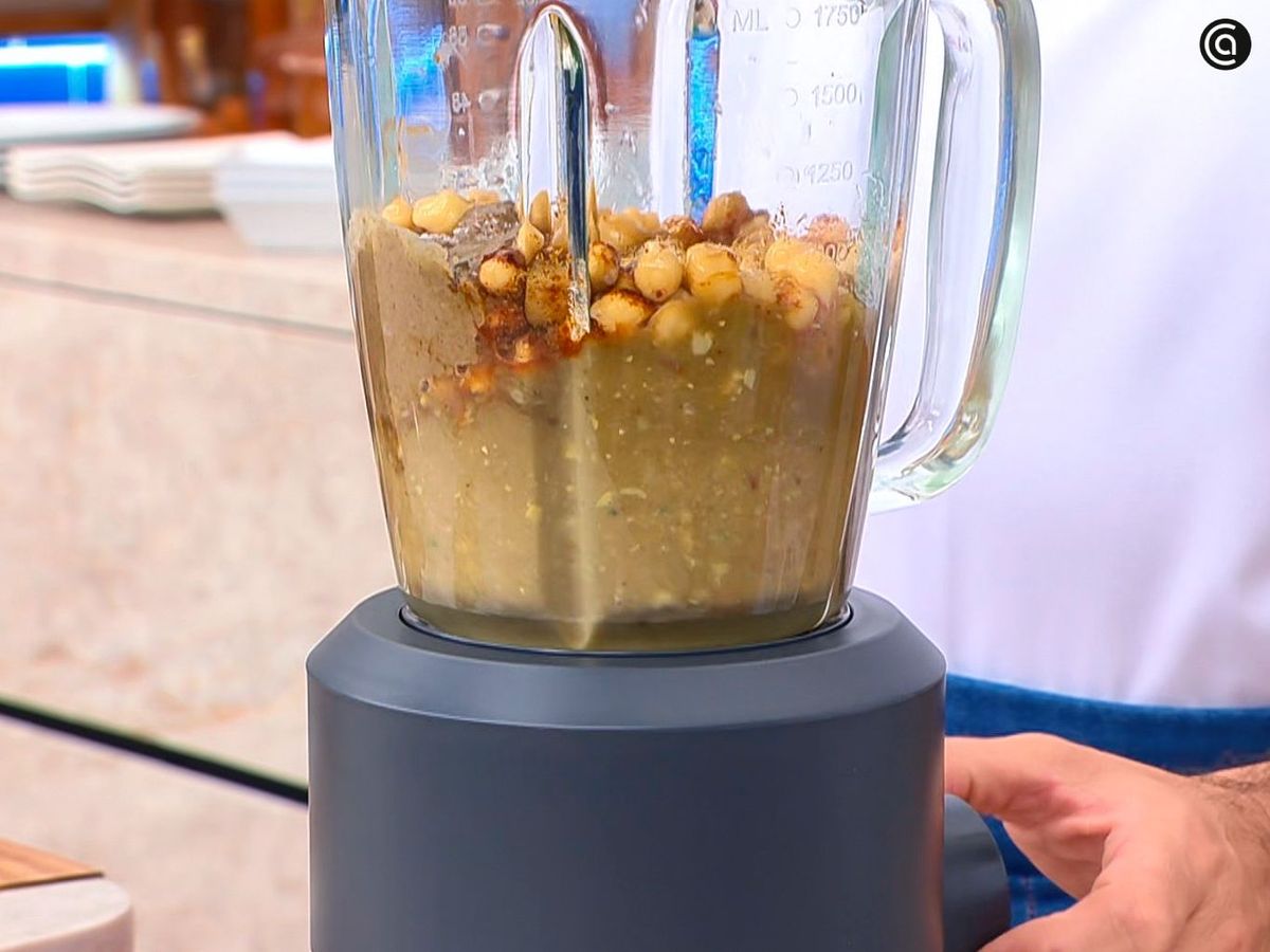 Triturar el hummus de berenjena y ajo