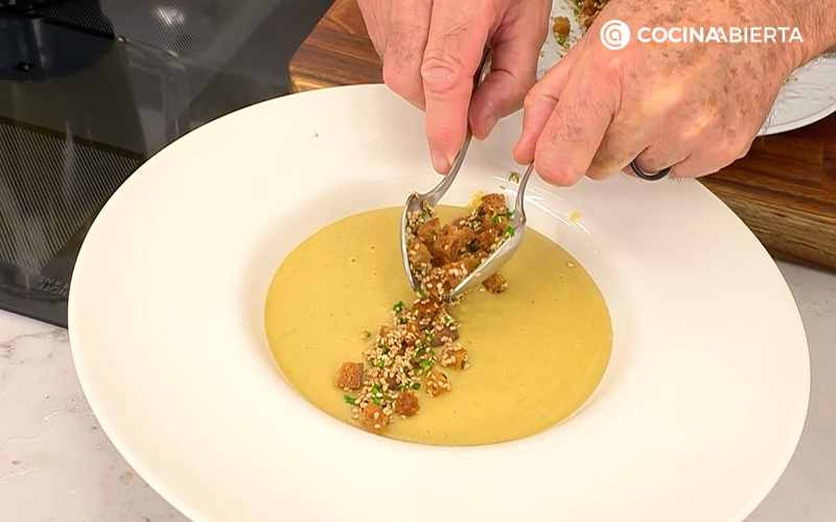 Decora el plato con pan frito con cebollino y sésamo