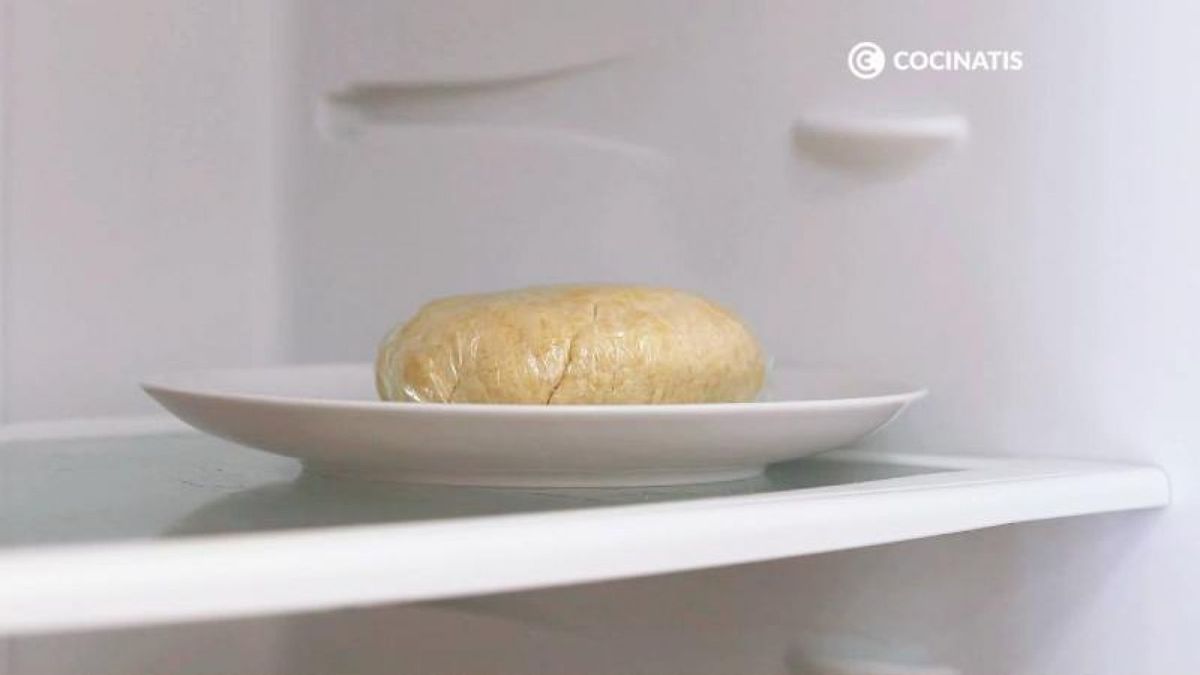 Envuelve la masa en papel film y deja reposar 1 hora en el frigorífico