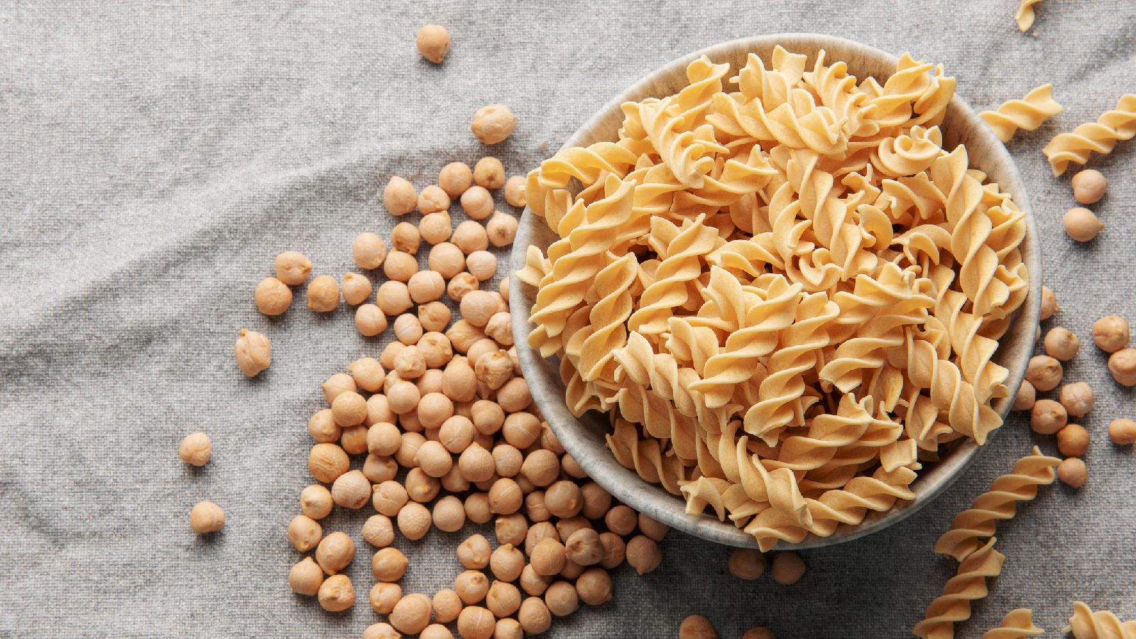 La pasta de garbanzos o lentejas es una manera muy buena de incluir legumbres en nuestra dieta