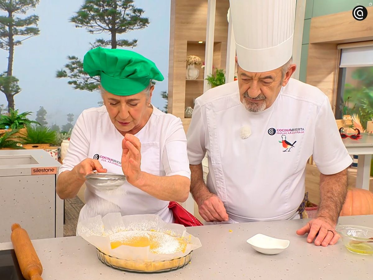 Cubre con el resto de la masa, pinta con clara de huevo, espolvorea azúcar glas y hornea