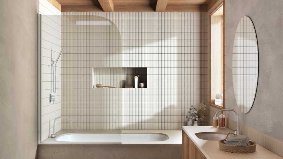 Baño minimalista de estilo japonés con decoración en blanco.