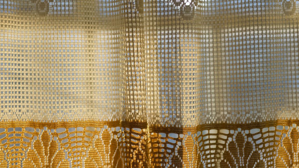 Las cortinas bordadas le dan mucha personalidad a tu cocina