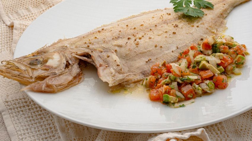 Gallo asado con salsa de pico de gallo, receta de pescado al horno de Karlos Arguiñano