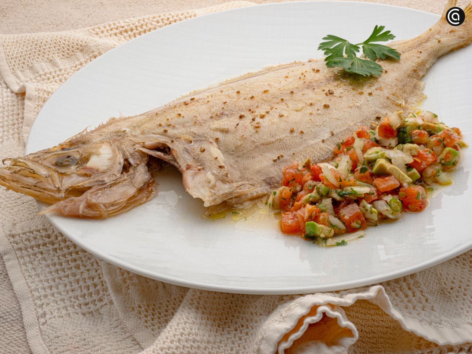 Gallo asado con salsa de pico de gallo, receta de pescado al horno de Karlos Arguiñano