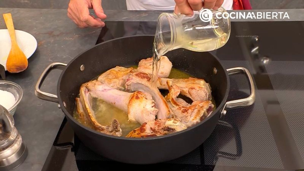 Añade el caldo de verduras