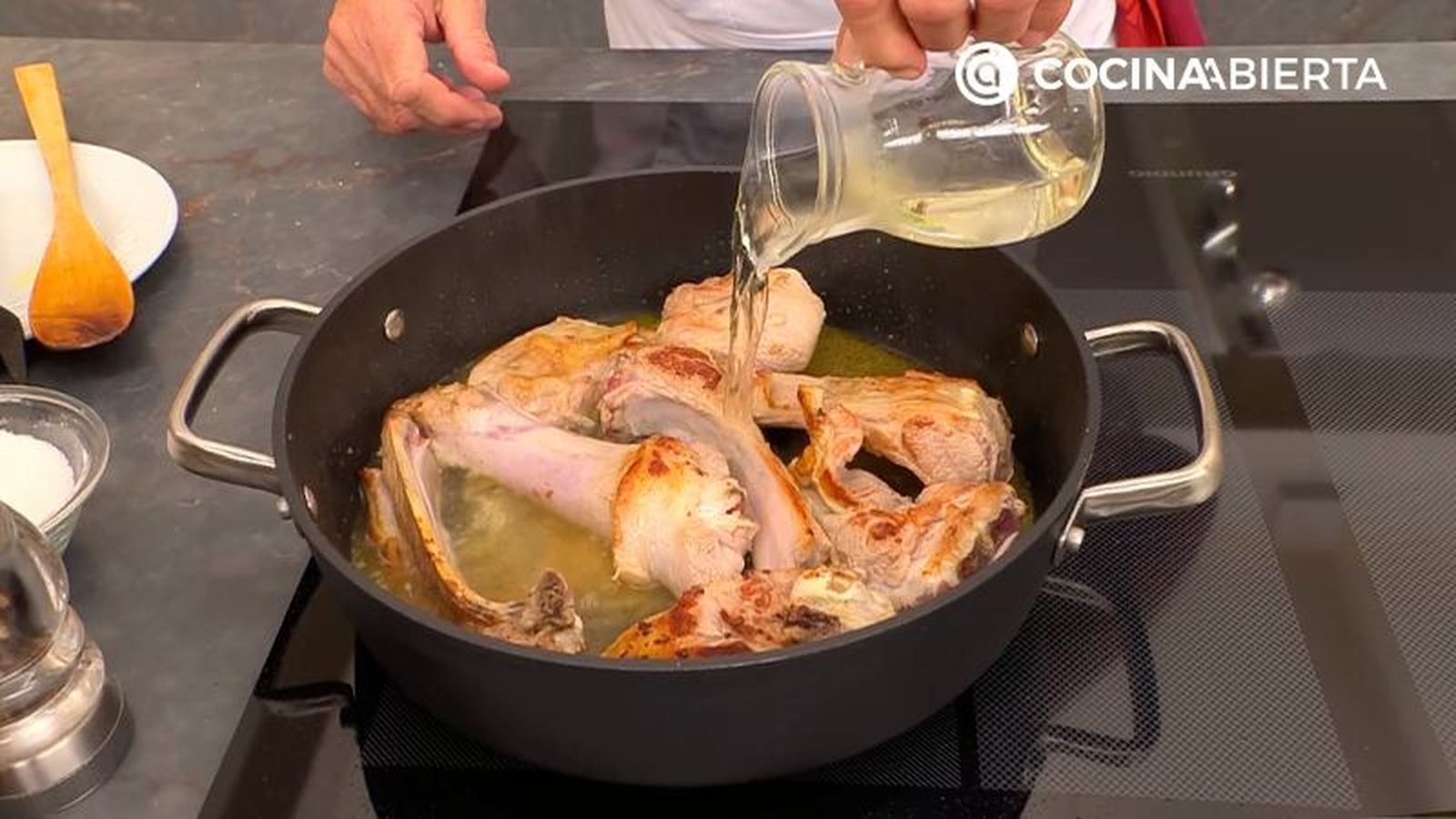 Añade el caldo de verduras Añade el caldo de verduras