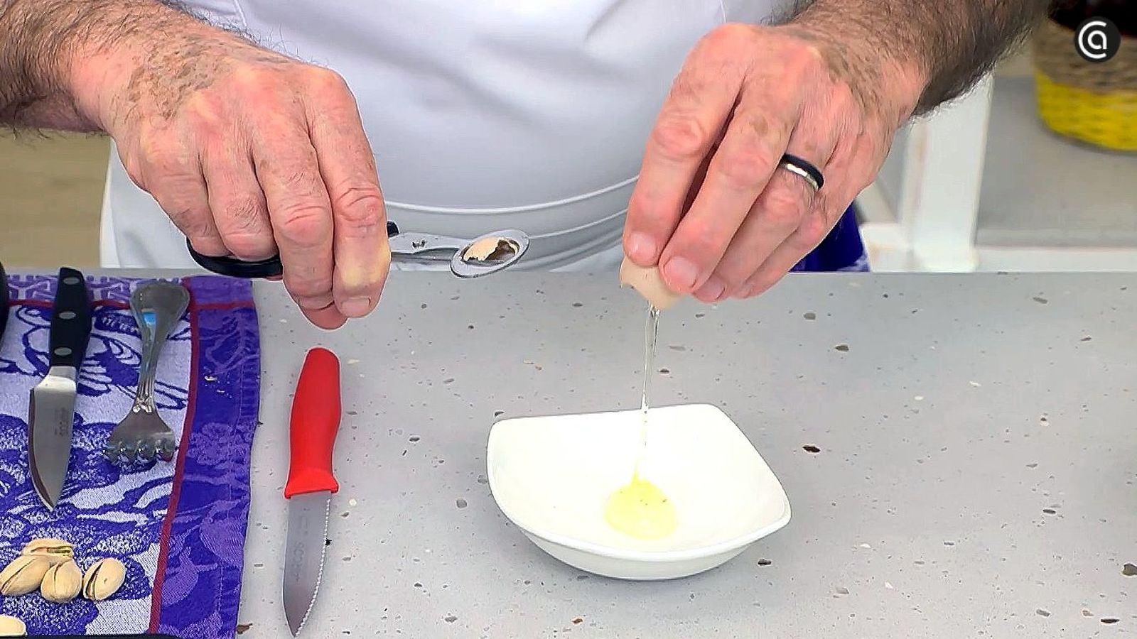 Huevo pequeño con sin yema
