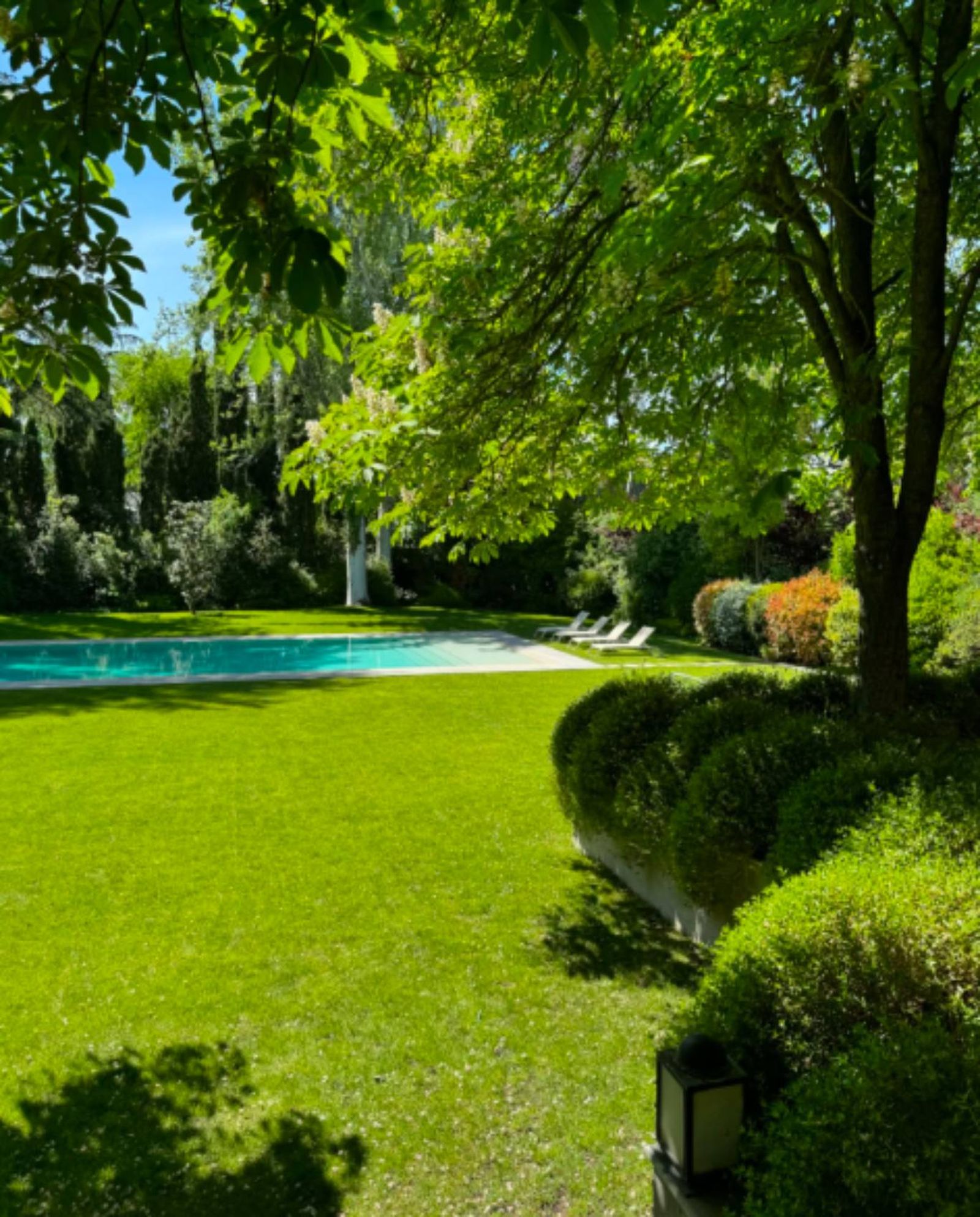 Jardín con piscina de la casa de Isabel Preysler.