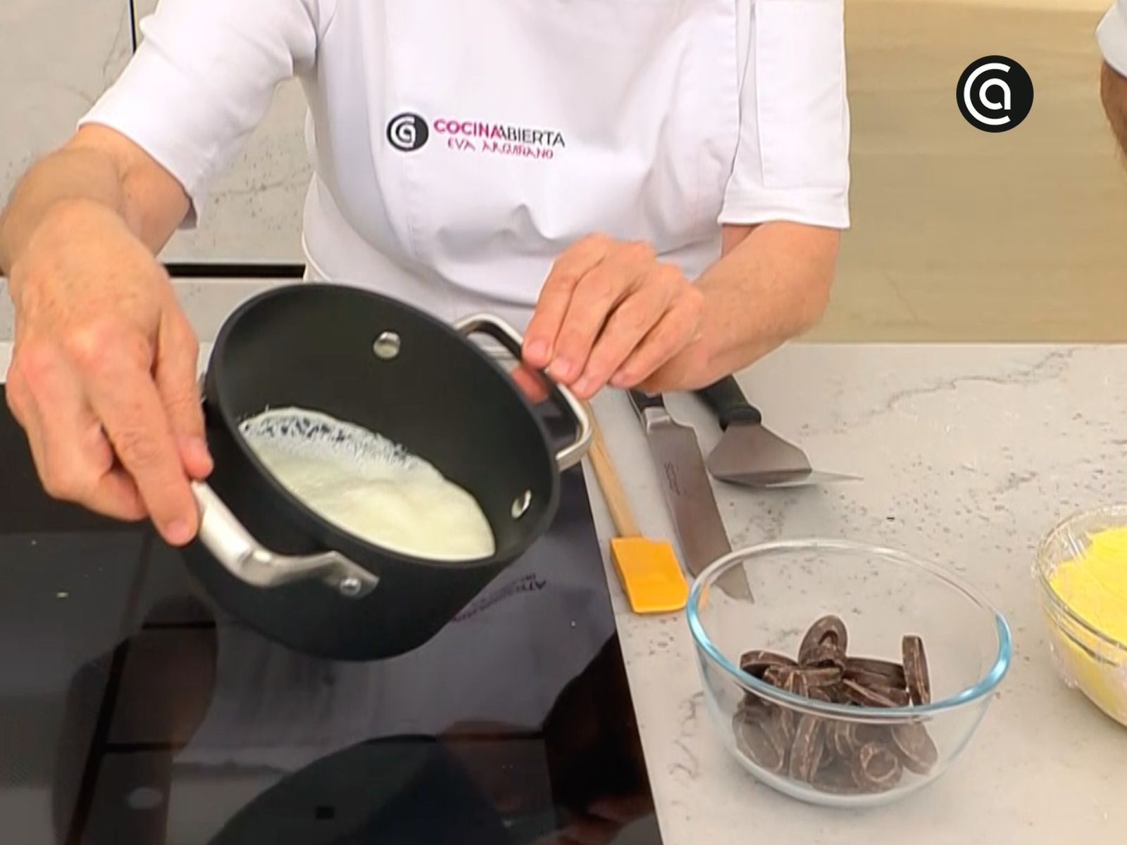 Calienta y trocea el chocolate Calienta y trocea el chocolate