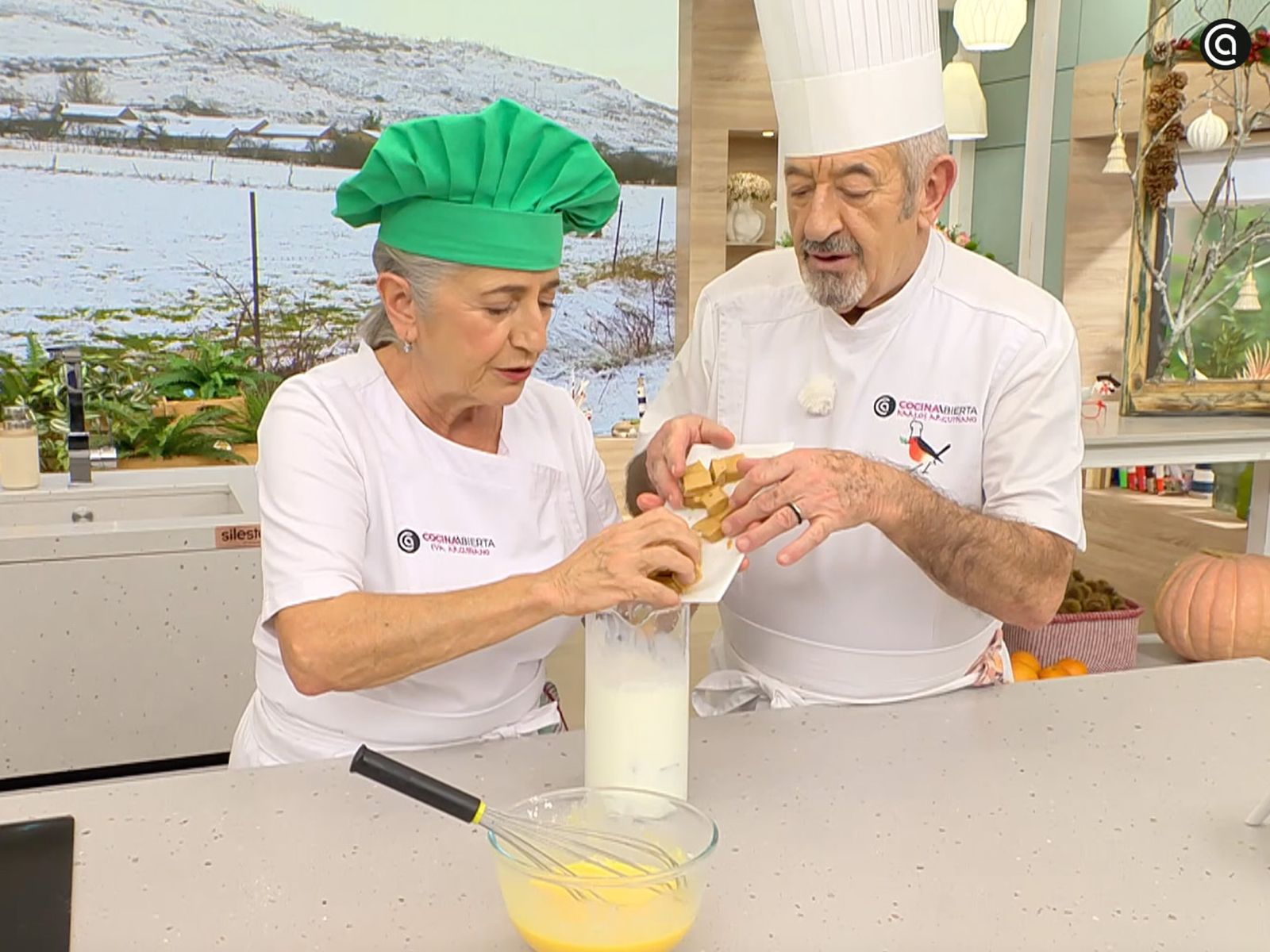 Tritura el turrón con la leche hasta que no queden grumos