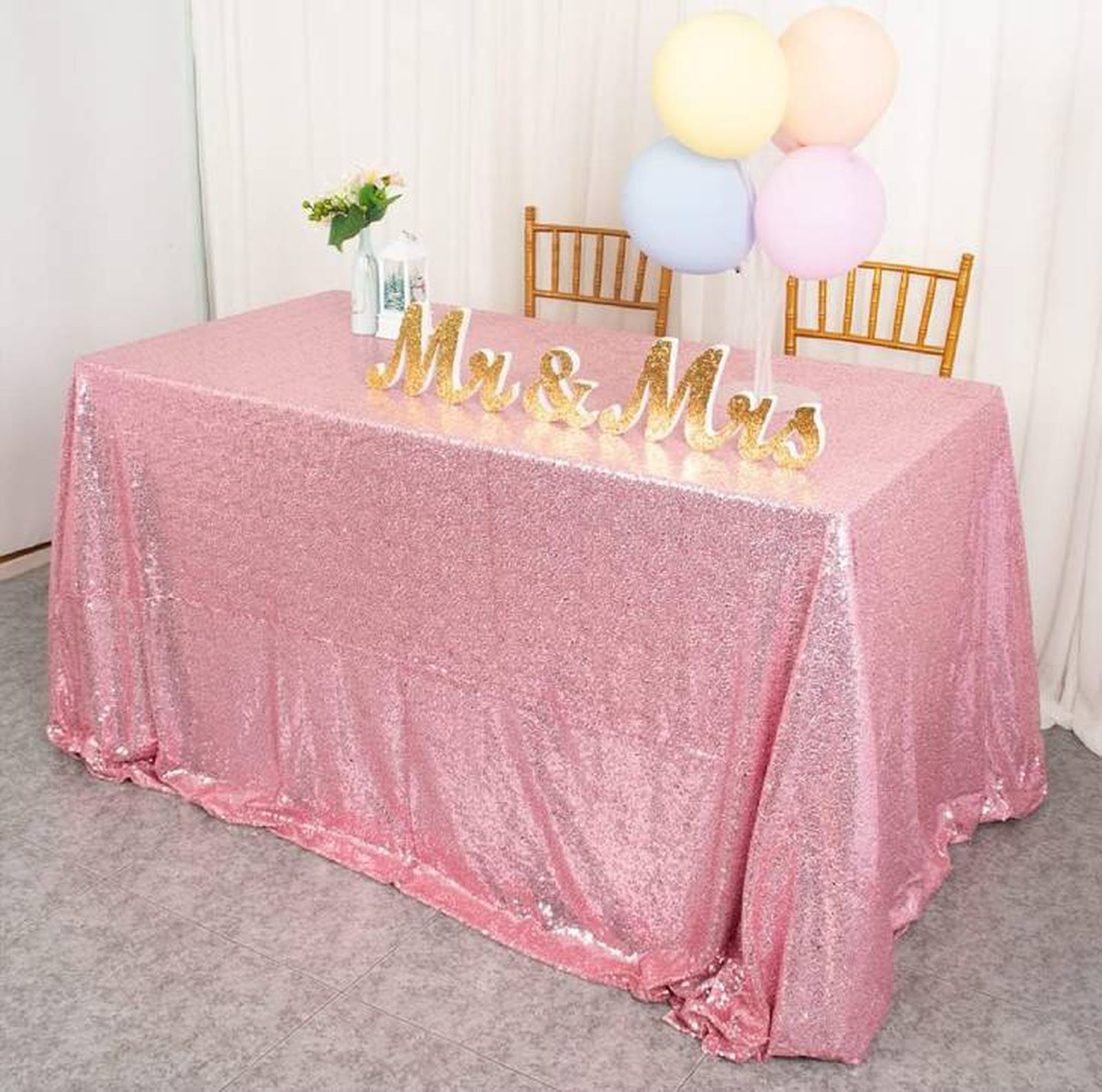Mantel rosa de lentejuelas para celebraciones. Mantel rosa de lentejuelas para celebraciones.