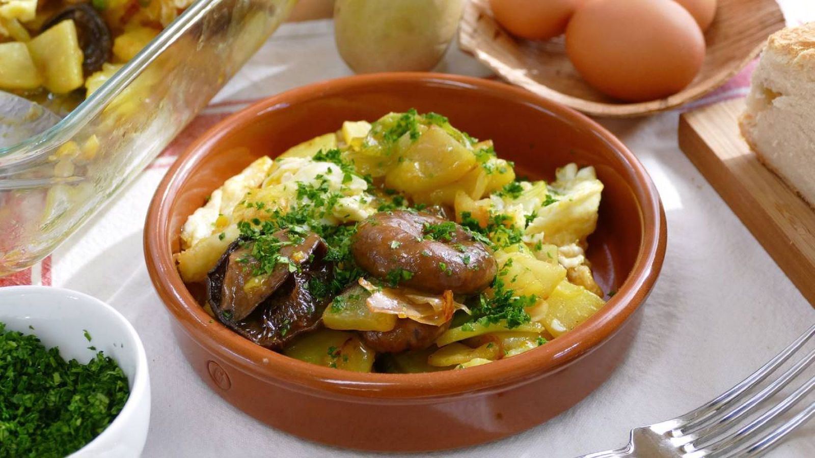Huevos rotos con níscalos  