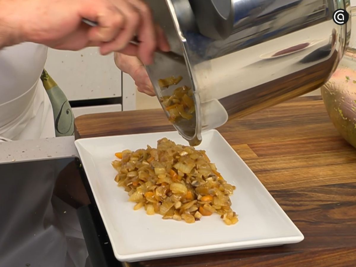 Las verduras se pochan lentamente hasta quedar tiernas y formar la base de la salsa.