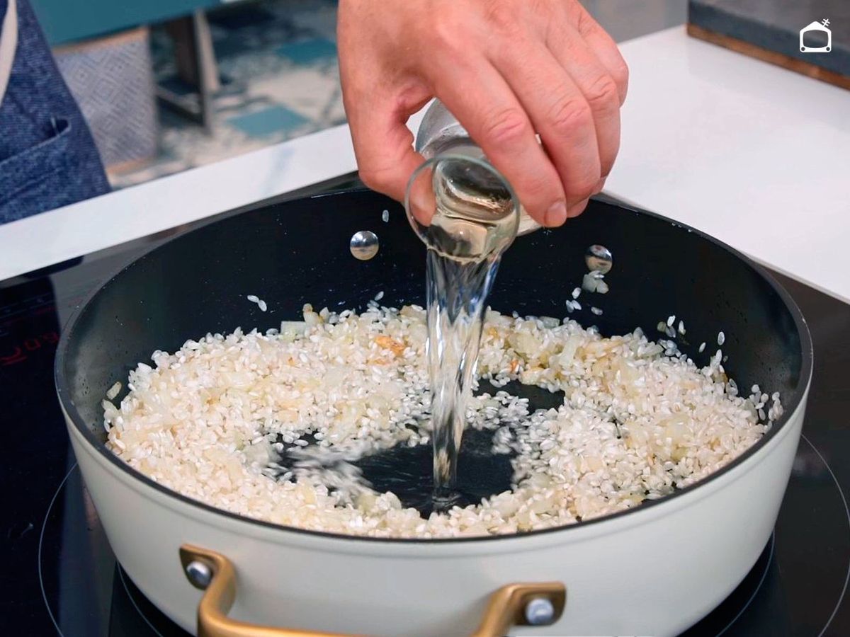 Añadir vino para potenciar el sabor del arroz con almejas