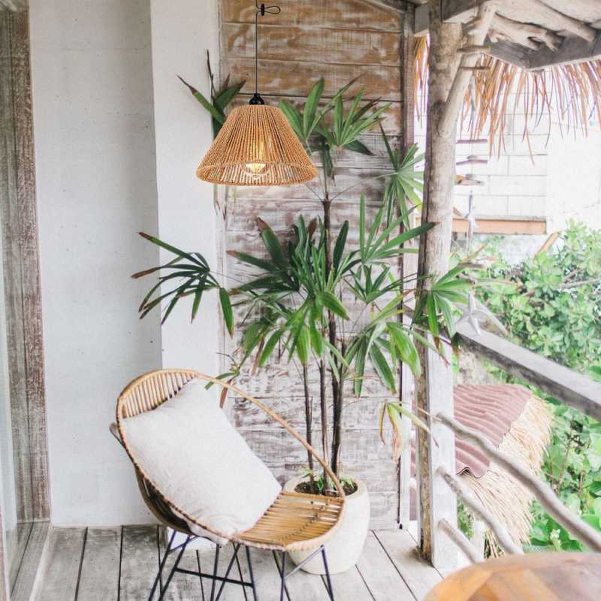 Lámpara de techo sin punto de luz en una terraza.