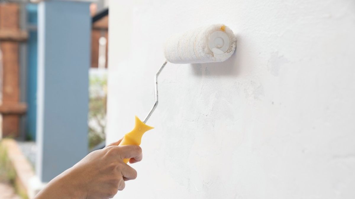 Persona pinta un pared