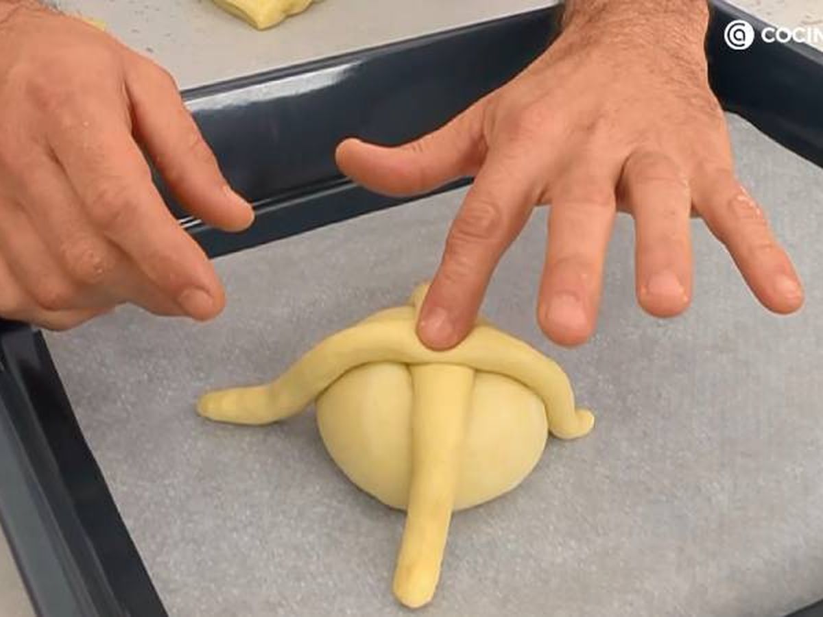 Corta la masa, dale forma de pan muerto y deja reposar