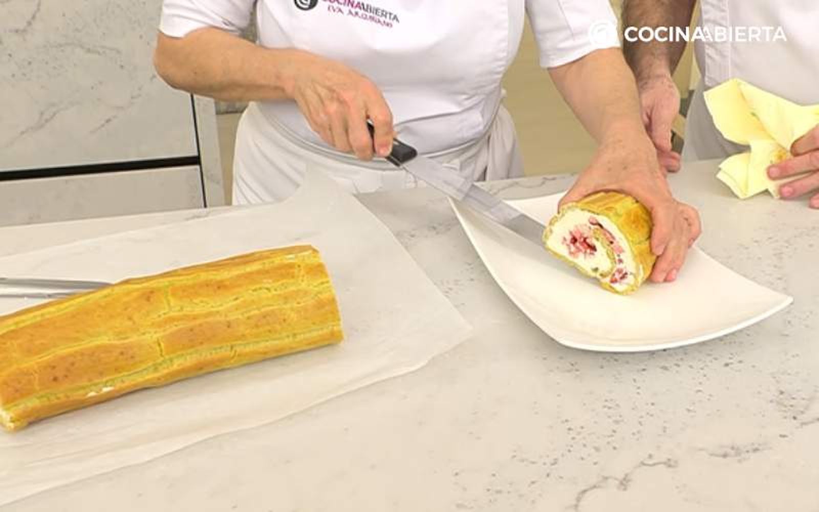 Sirve y corta el rulo de pasta choux relleno Sirve y corta el rulo de pasta choux relleno