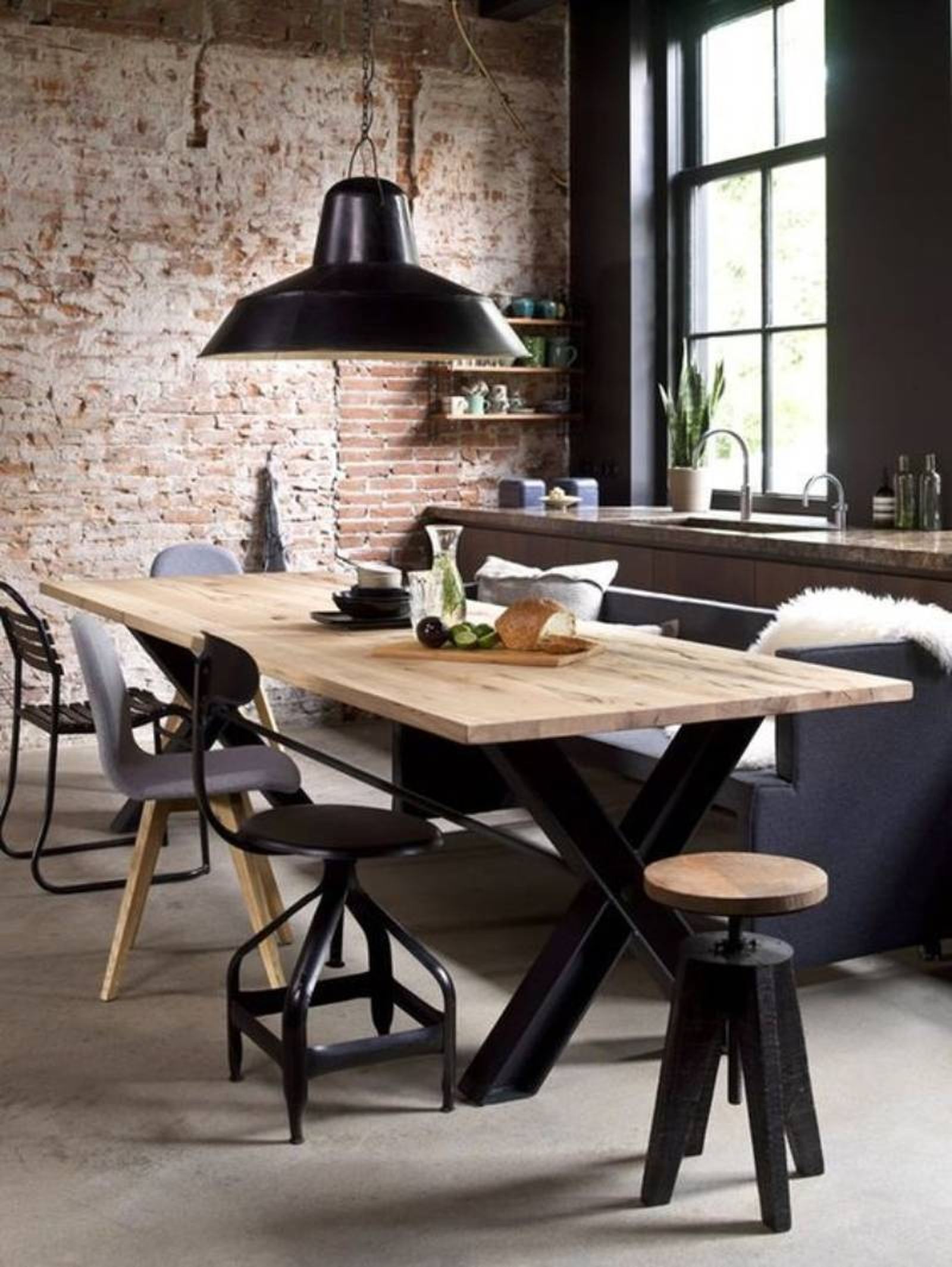 Cocina de estilo industrial con mobiliario en madera y metal negro mate. Cocina de estilo industrial con mobiliario en madera y metal negro mate.