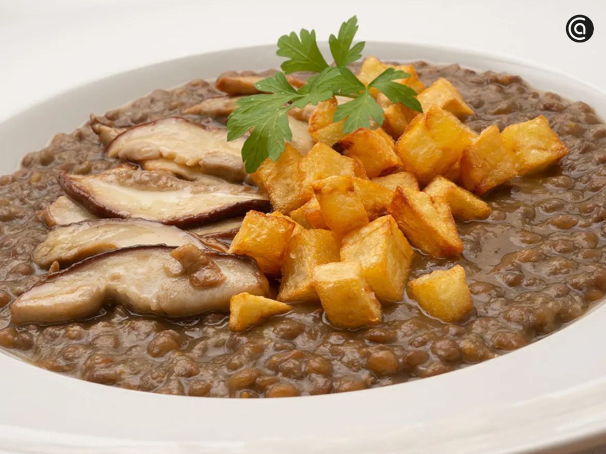 Lentejas con setas y dados de patata frita, una versión otoñal del clásico plato de cuchara.