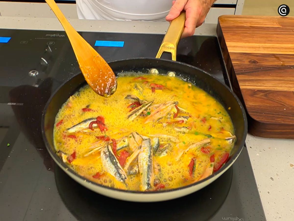 Añade los huevos batidos a la mezcla y remueve suavemente