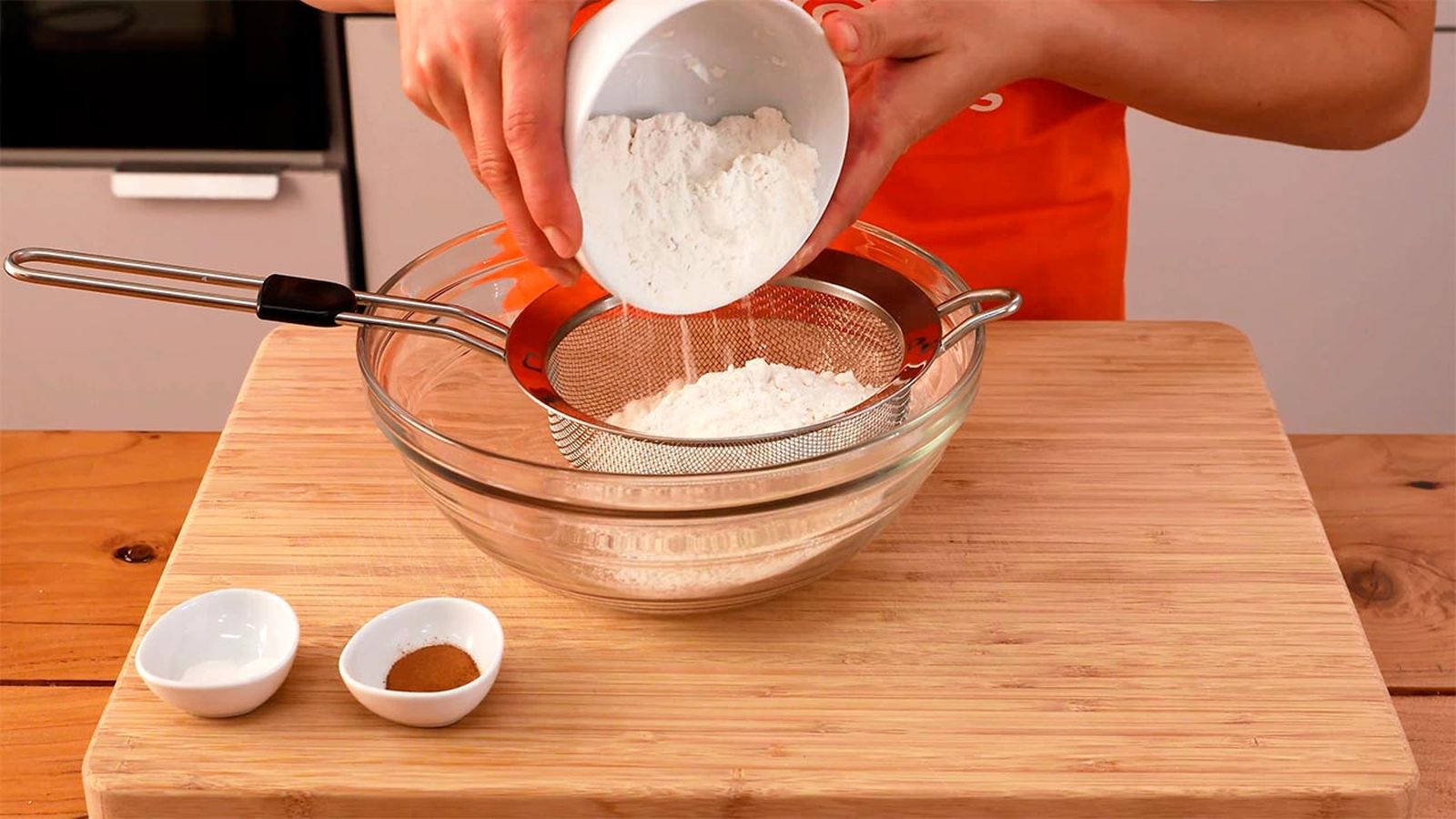 Tamiza la harina Tarta de ciruelas, un postre fácil al horno paso 1