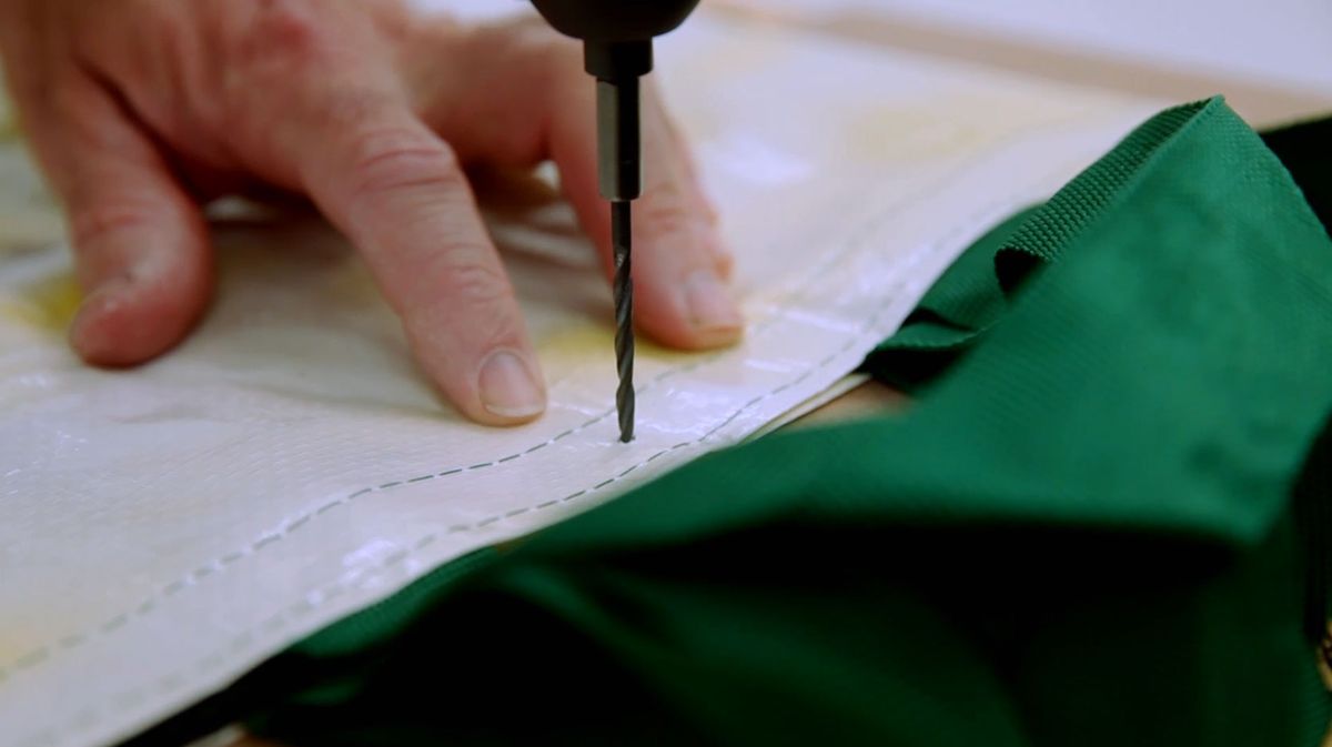 Cómo colocar corchetes o botones a presión paso 3