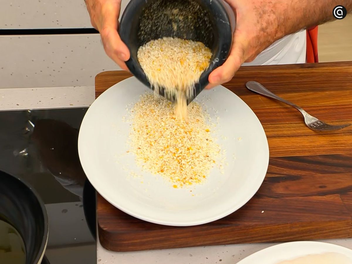 Machaca el maíz frito y mézclalo con el panko