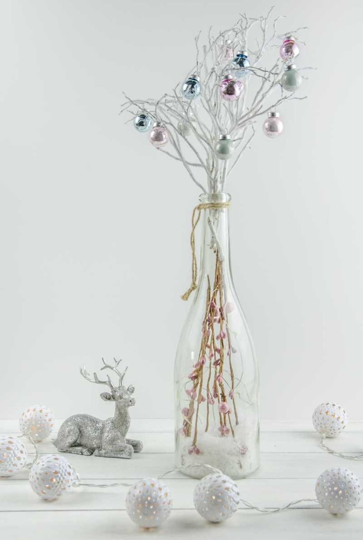 Árbol de Navidad con ramas con decoración plateada.