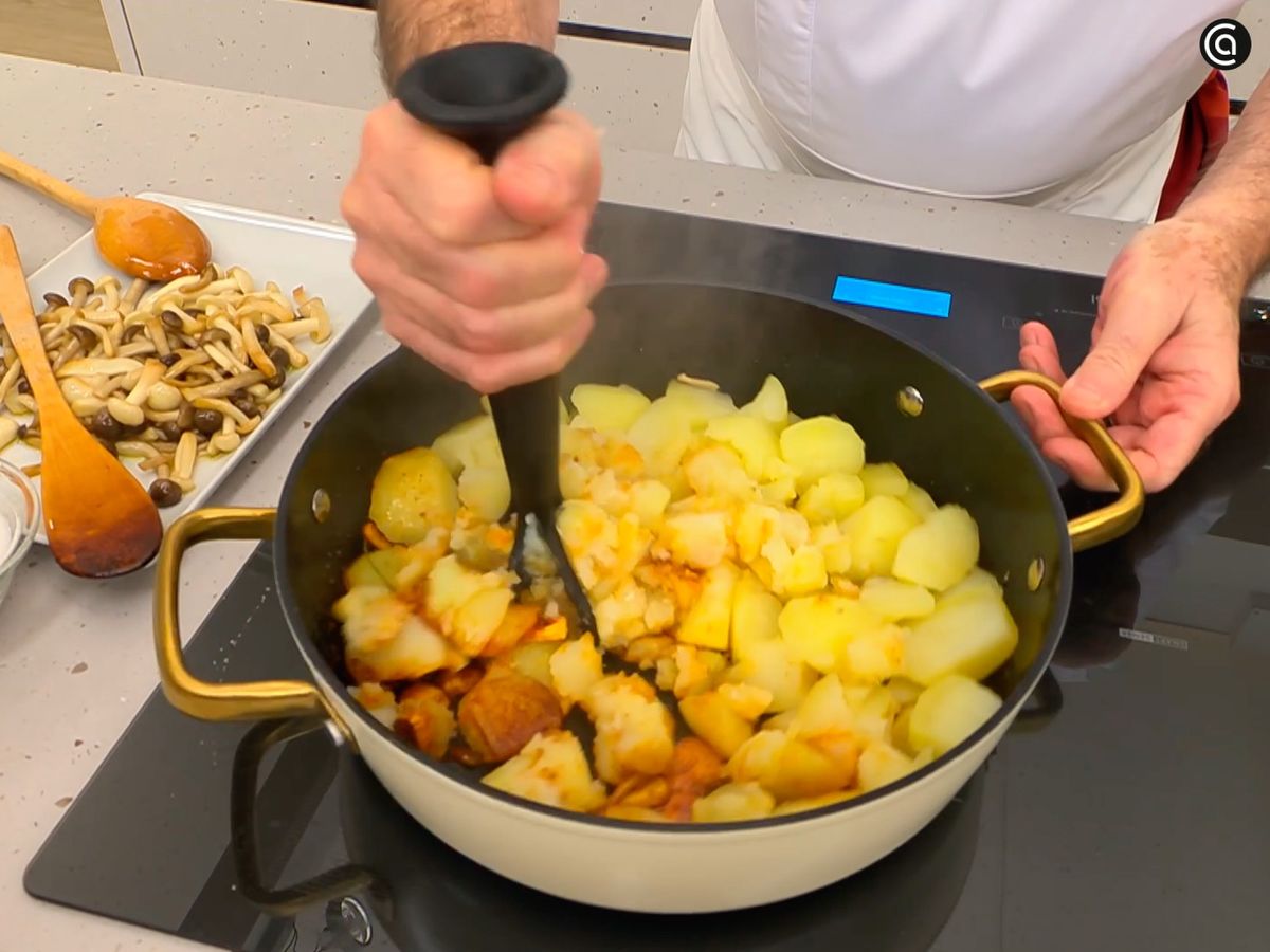 Machaca las patatas cocidas para integrarlas con el pimentón en la cazuela