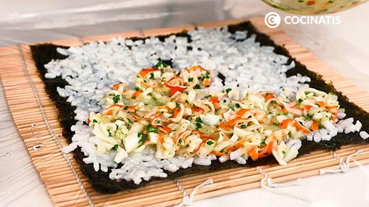 Receta de sushi con barritoas de Krissia  paso 3