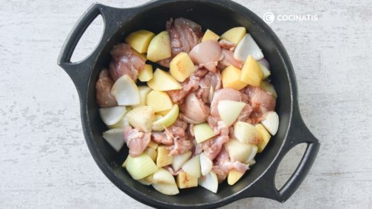 Preparamos el pollo con las verduras en una fuente para el horno