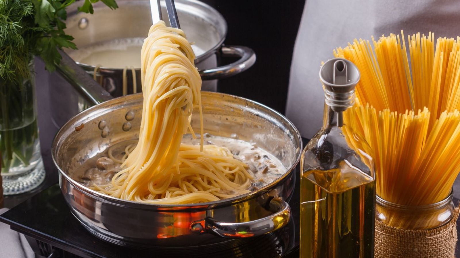 Pasar la pasta a la sartén caliente Pasar la pasta a la sartén caliente