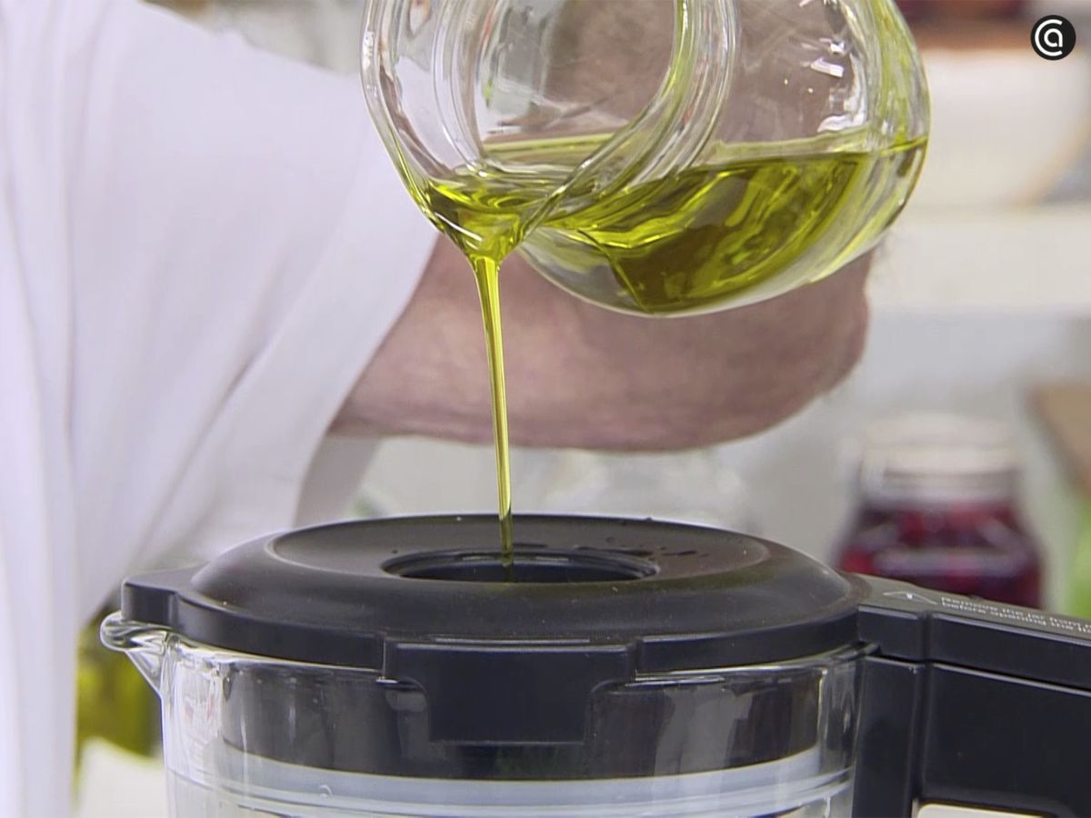 Agrega el aceite de oliva poco a poco sin dejar de batir