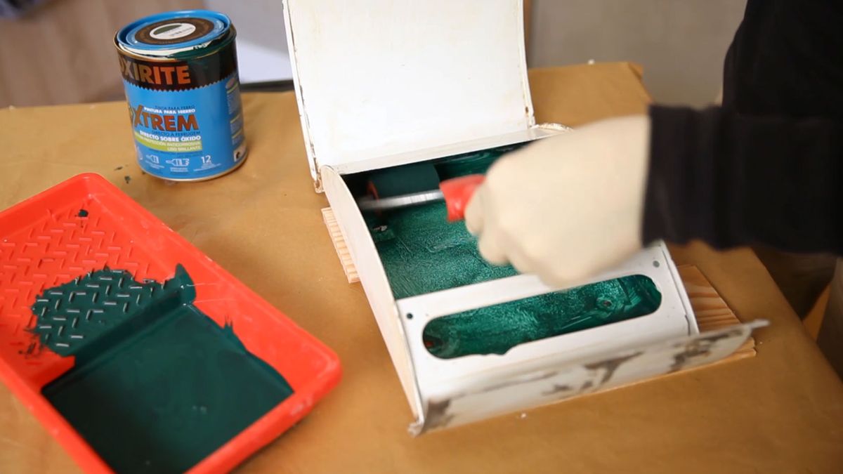 Cómo eliminar el óxido de un buzón de exterior paso 3