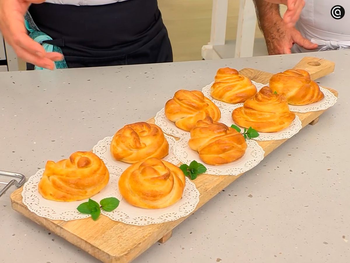 Decora las rosas de pan de leche con hojas de menta
