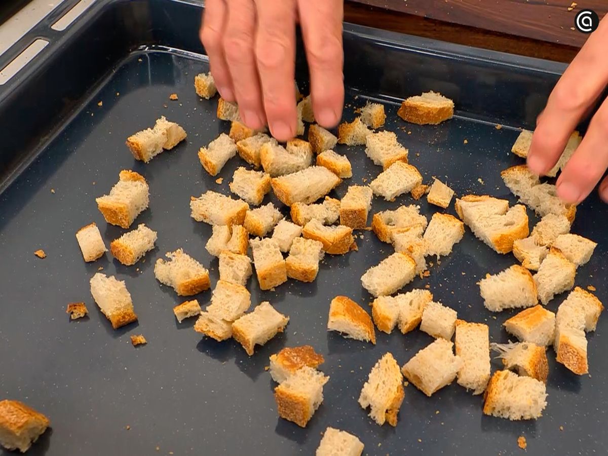 Corta el pan en dados y llévalos al horno para tostarlos
