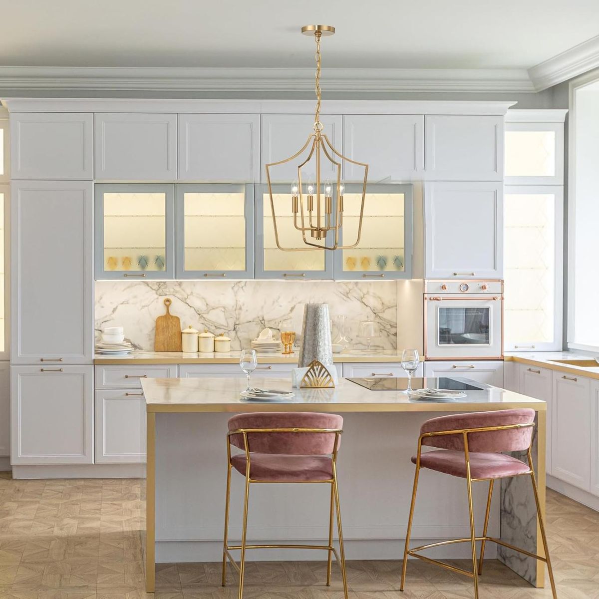 Cocina con lámpara colgante vintage.