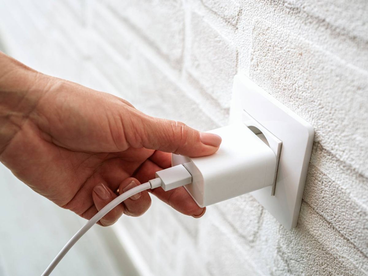 Aunque no esté cargando ningún dispositivo, el cargador puede sobrecalentarse si se deja enchufado.