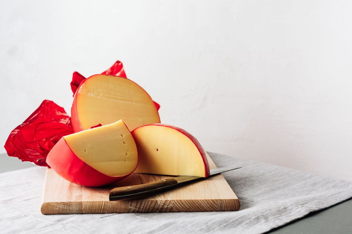 El queso Gouda viene recubierto de una corteza artificial hecha de parafina o cera