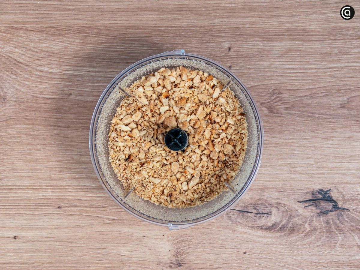 Tuesta las almendras, tritúralas y mézclalas con azúcar glas y canela