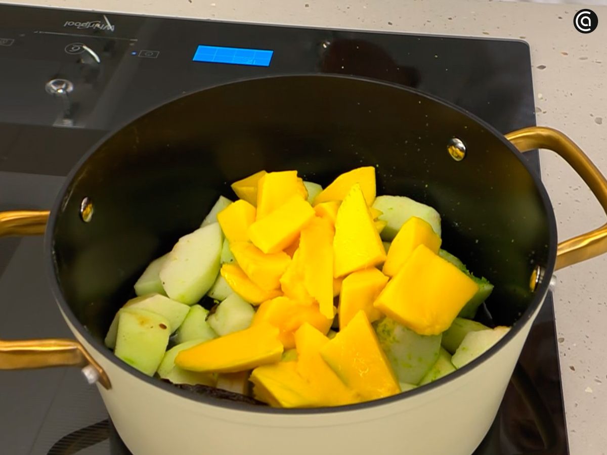 Añade el mango ya troceado y mezcla suavemente