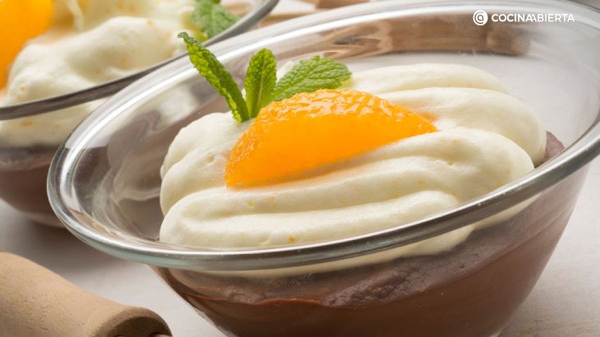 Cremoso de chocolate con merengue de naranja