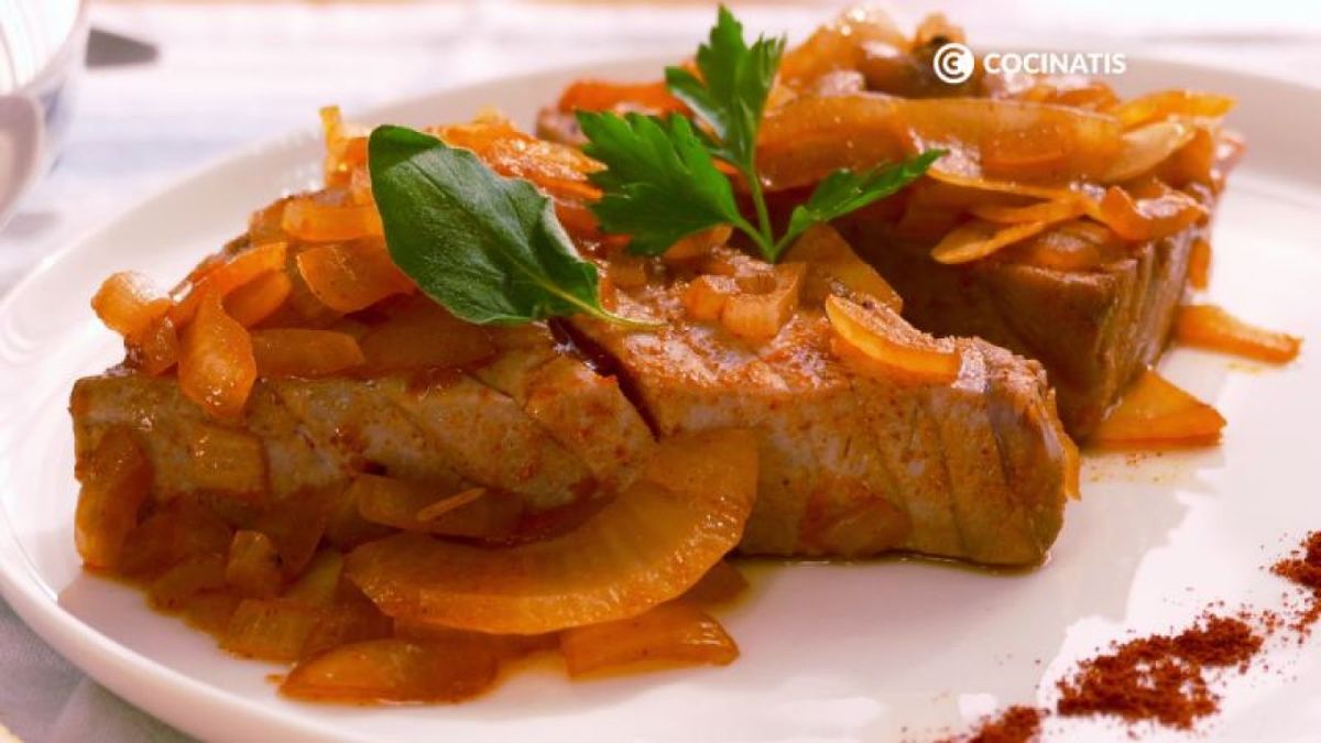 Atún encebollado con pimentón