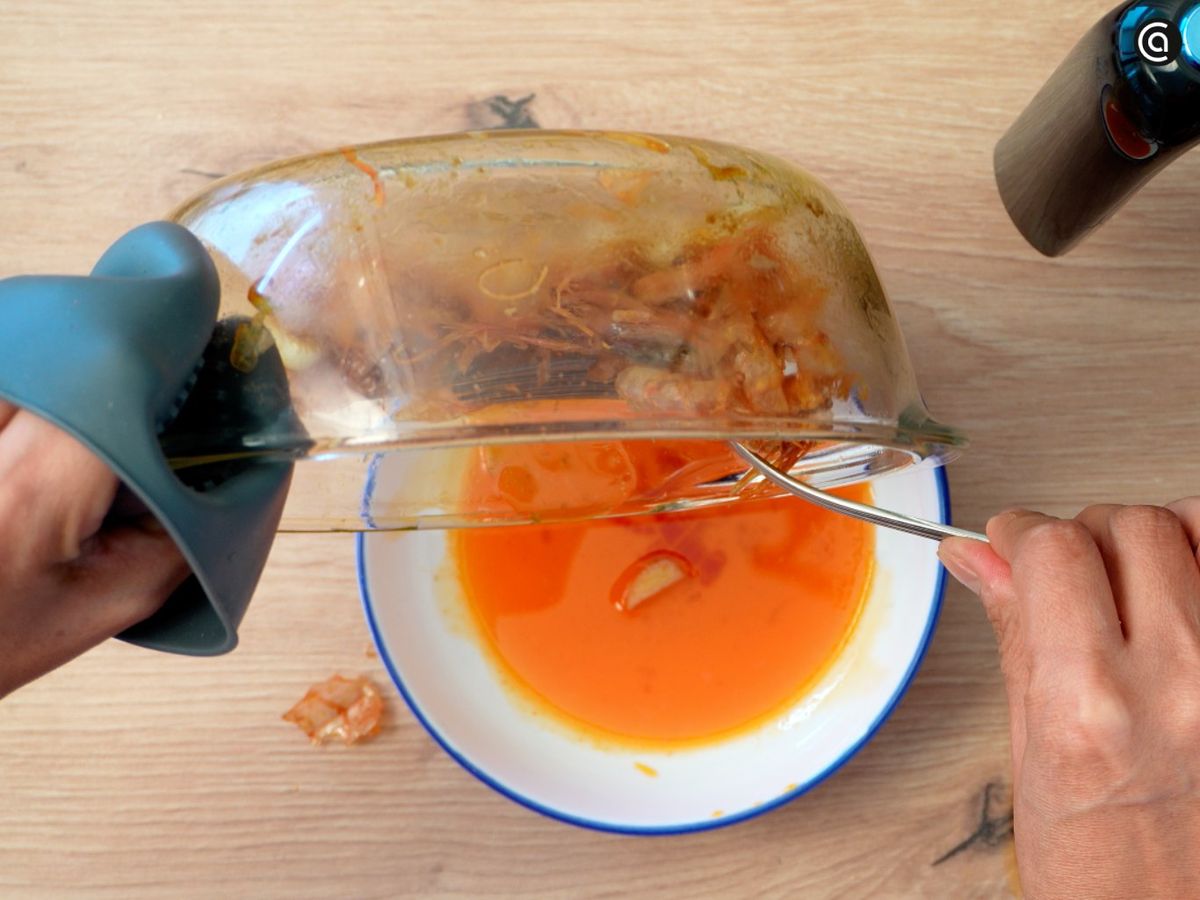 Retira las cabezas colando el aceite aromatizado y resérvalo para la receta