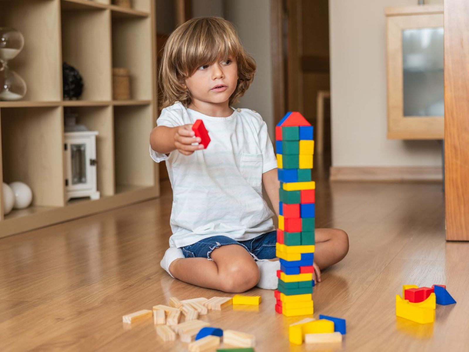 Las piezas de construcción de madera son un juguete divertido y creativo para los más pequeños. Las piezas de construcción de madera son un juguete divertido y creativo para los más pequeños.