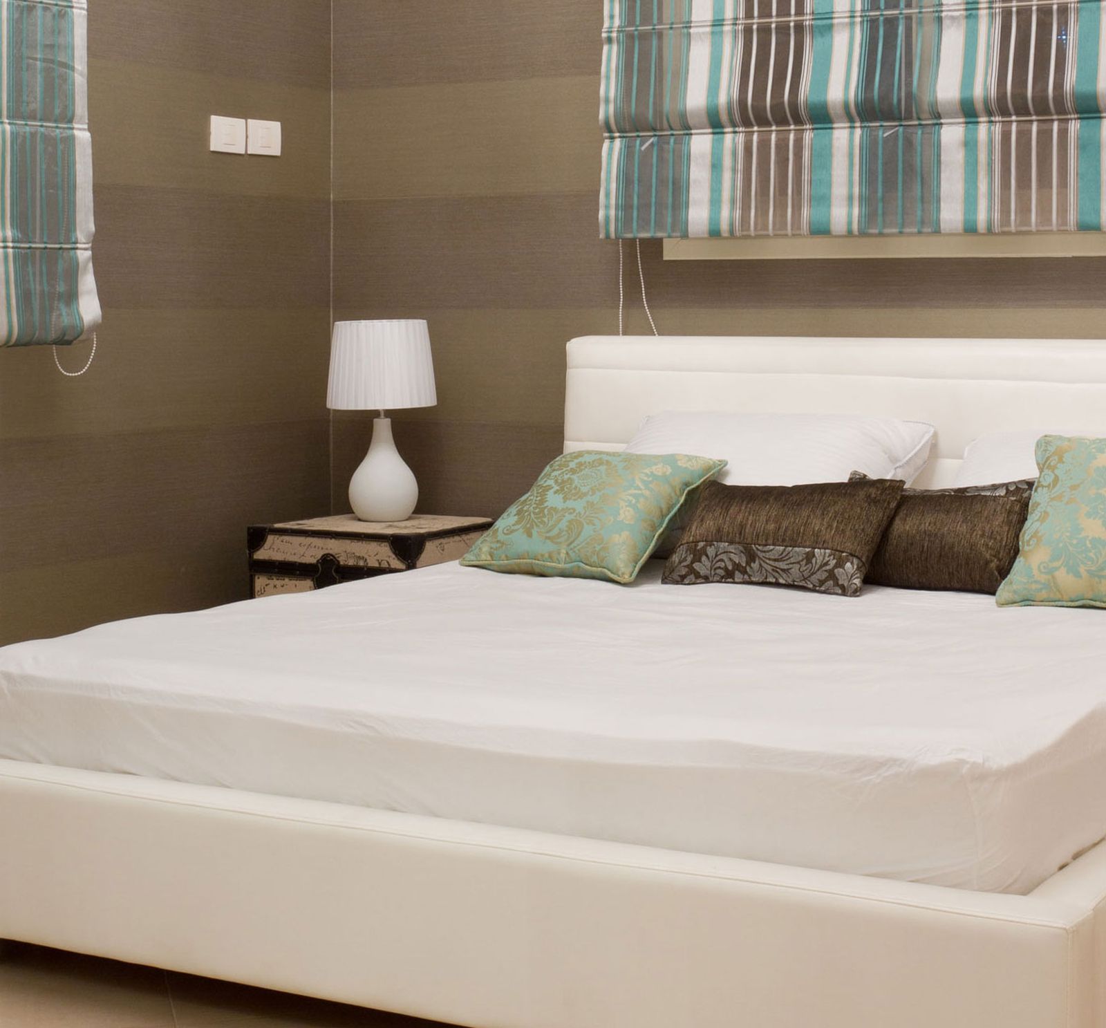 Dormitorio con líneas horizontales lampara mesita Dormitorio con líneas horizontales lampara mesita