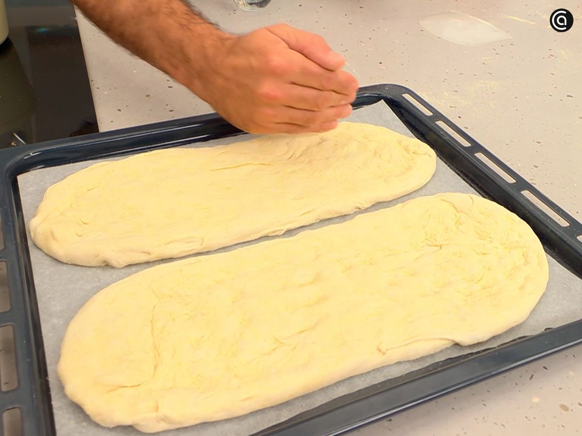Forma dos piezas de masa y deja que hagan la segunda fermentación